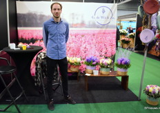 Maarten de Wit van G. de Wit en Zn. Snijhyancinten had hard zijn best gedaan om hyacinten te hebben voor de beurs. Vanaf December leveren zij de eerste snijbloemen weer tot en met mei.